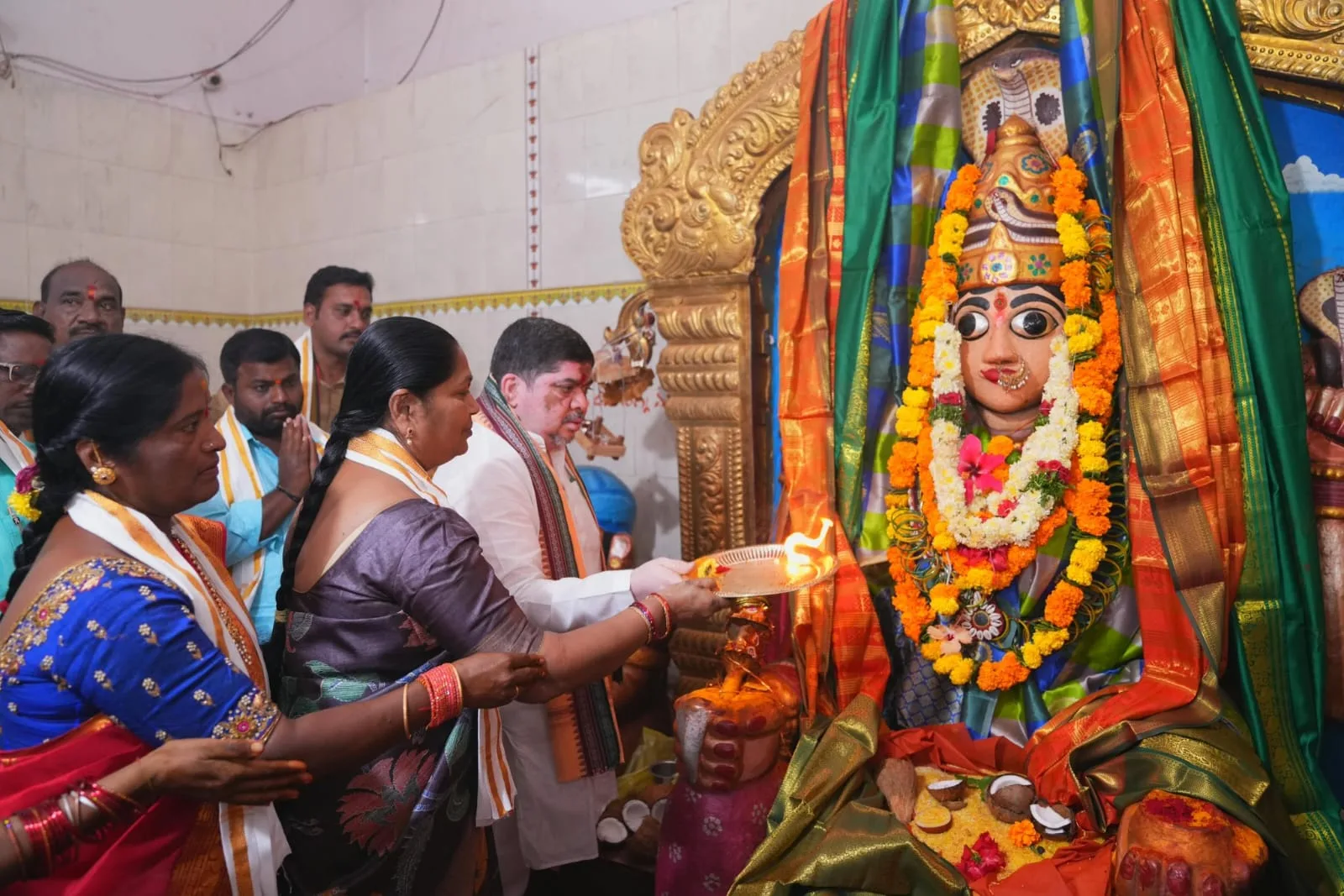 ఎల్లమ్మ ఆలయంలో మంత్రి పొన్నం ప్రత్యేక పూజలు