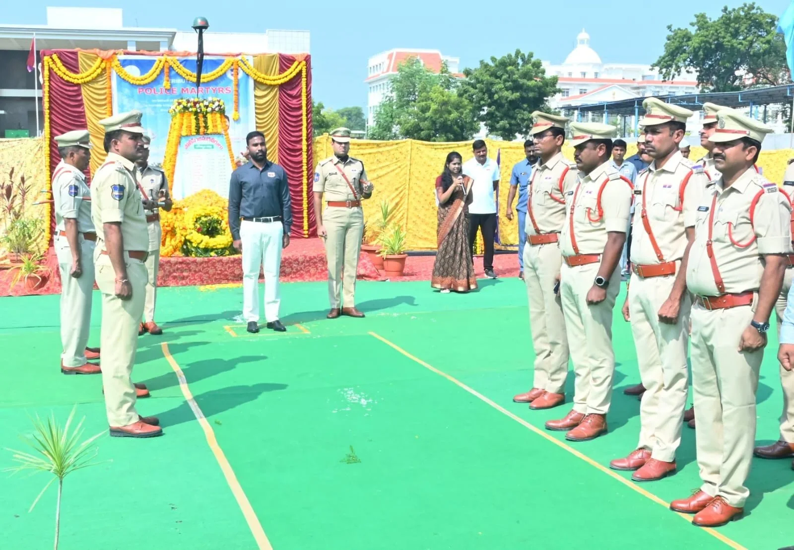 పోలీసు అమరవీరులకు ఘన నివాళి