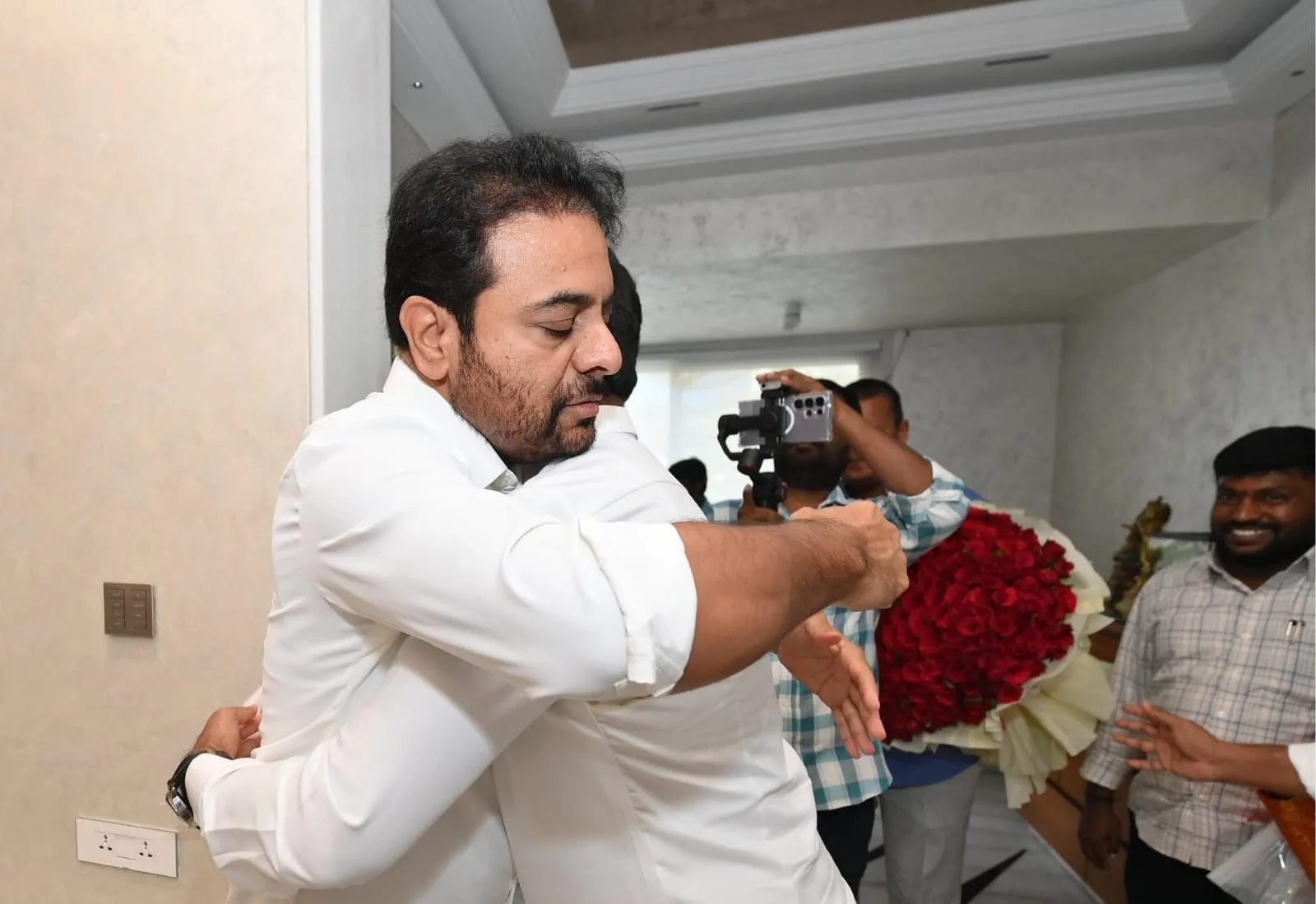 కేటీఆర్‌ను కలిసిన ఎమ్మెల్యే వివేకానంద్‌
