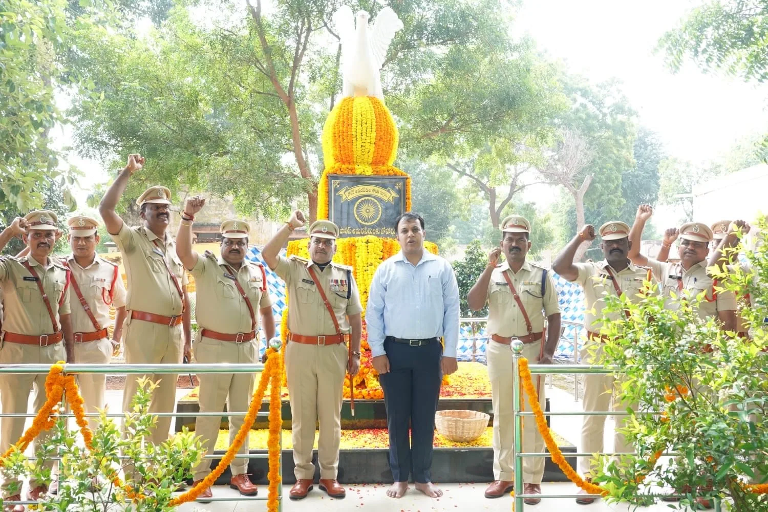 పోలీసు అమరవీరుల త్యాగాలు వెలకట్టలేనివి