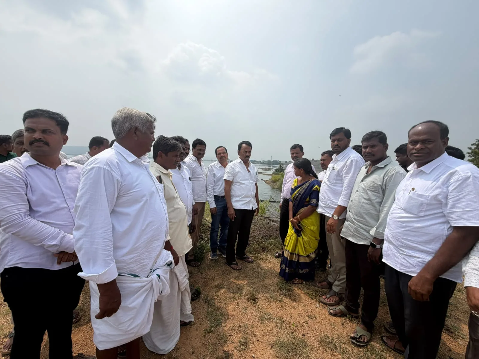 లక్ష ఎకరాలకు అందుబాటులోకి సాగునీరు