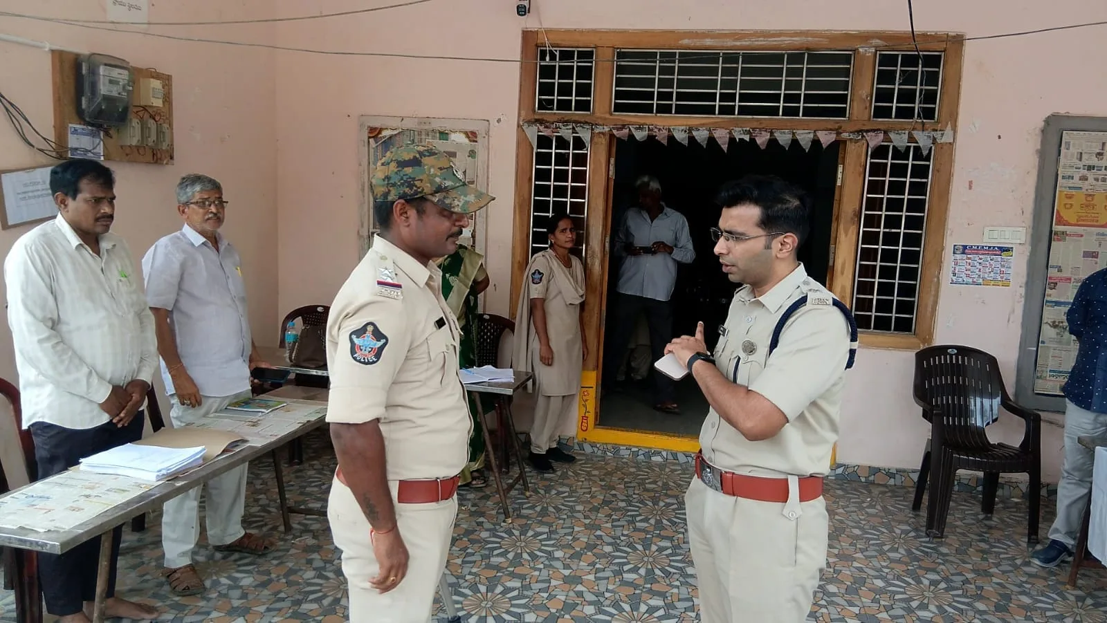 నామినేషన్ కేంద్రాల వద్ద పోలీసుల నిఘా